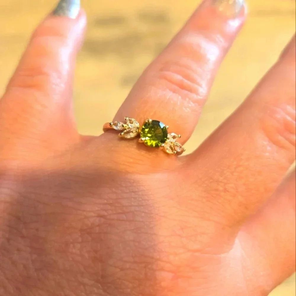 Green Zirconia Engagement‑Style Ring – Size 8 – Gold Tone